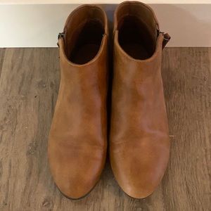 Cat & Jack kids size 5 boots.  Rarely worn.  Great condition